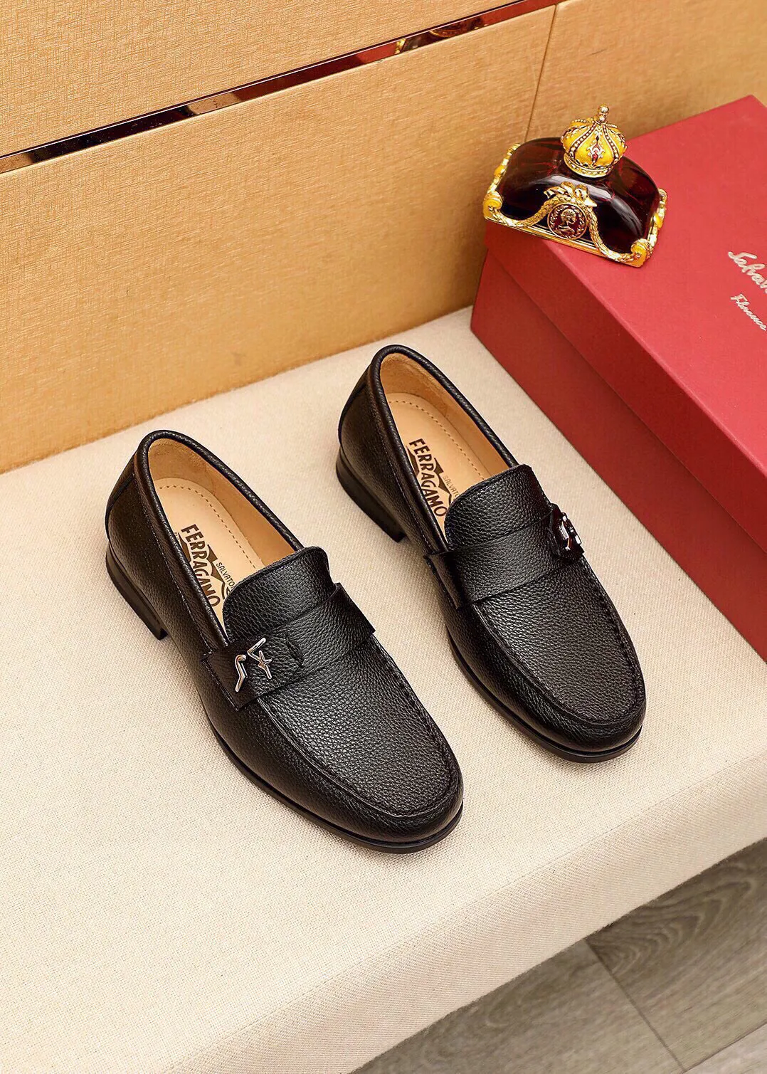 Men's shoes 💰480 💐 Product trademark: Ferragamo "Ferragamo" casual leather shoes Regular size: 38-44 (45🉑️customized) Product materials: Selected imported first-layer pebbled cowhide leather upper + luxury hardware buckle, imported water-dyed cowhide leather lining. Strong three-dimensional visual effect, original outsole color: 4⃣️seed leather materials available